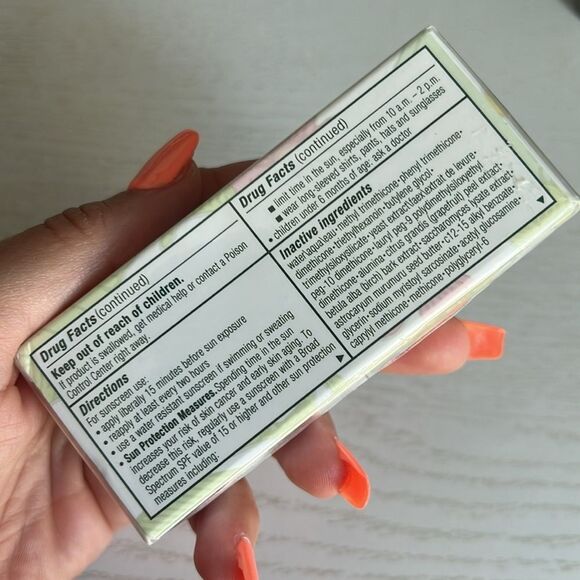 Clinique • Even Better™ Makeup Broad Spectrum SPF 15 Shade 52 Neutral - Picture 8 of 10